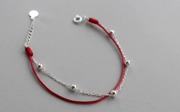 Martisor din argint cu ata rosie