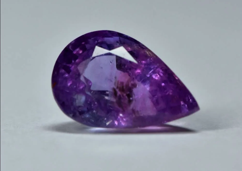 turmalina pietre pretioase violet